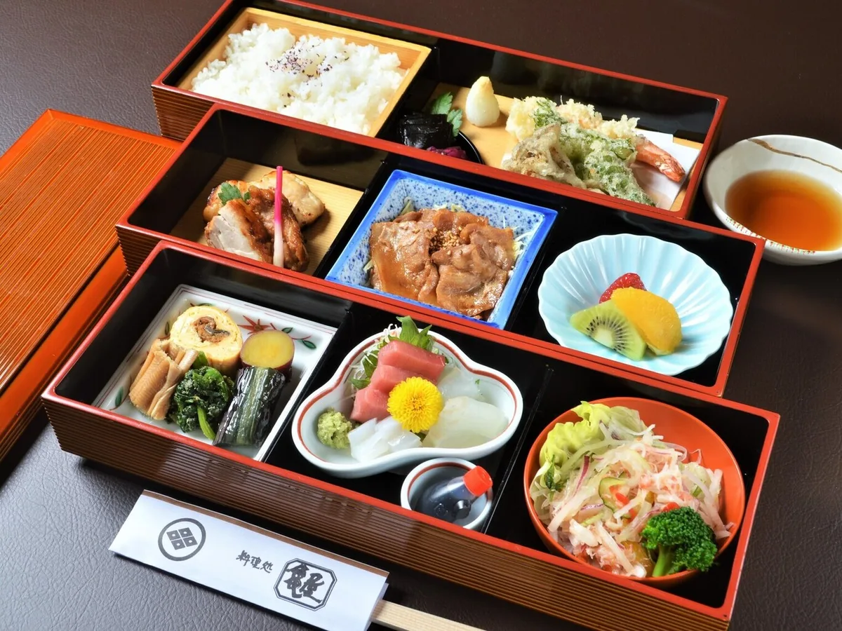 お弁当〈器〉三段
