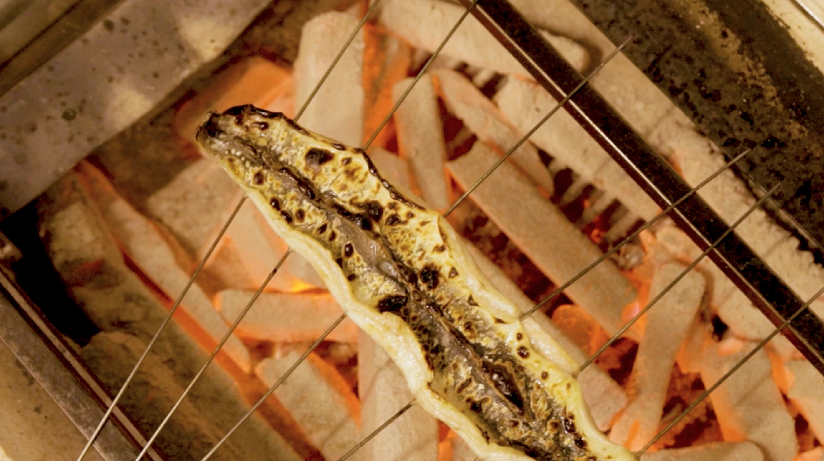 備長炭と伝承のタレで焼き上げる